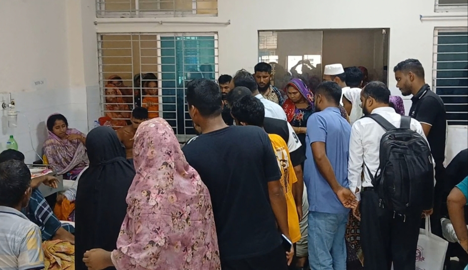টিউশনি শেষে বাড়ি ফেরার পথে লাঠিসোটা নিয়ে ৭–৮ জনের হামলা, চিকিৎসাধীন অবস্থায় মৃত্যু গোপালগঞ্জ সদর উপজেলার পাইককান্দি ইউনিয়নের পুখুরিয়া গ্রামে প্রতিপক্ষের হামলায় জোবায়ের ভূঁইয়া (২২) নামে এক কলেজছাত্র নিহত হয়েছেন। বৃহস্পতিবার (২৪ সেপ্টেম্বর) সকালে টিউশনি শেষে বাড়ি ফেরার পথে তার ওপর হামলার ঘটনা ঘটে। পরে গুরুতর আহত অবস্থায় হাসপাতালে চিকিৎসাধীন দুপুরে তার মৃত্যু হয়। নিহত জোবায়ের ভূঁইয়া সদর উপজেলার ঘোড়াদাইড় গ্রামের রমজান ভূঁইয়ার ছেলে। তিনি সরকারি হাজী লালমিয়া সিটি কলেজের মাষ্টার্সের ছাত্র শিক্ষার্থী ছিলেন। নিহতের পরিবারের সদস্যদের সঙ্গে কথা বলে জানা গেছে, বৃহস্পতিবার সকালে পুখুরিয়া এলাকায় টিউশনি শেষ করে বাড়ির উদ্দেশে রওনা হন জোবায়ের। পথে পূর্বের কথা কাটাকাটির জের ধরে ওই গ্রামের শহীদ মোল্লার ছেলে সোহেলের নেতৃত্বে ৭–৮ জনের একটি দল লাঠিসোটা নিয়ে তার ওপর হামলা চালায়। অভিযোগ রয়েছে, হামলাকারীরা জোবায়েরকে এলোপাতাড়ি মারধর করে গুরুতর আহত অবস্থায় ঘটনাস্থলে ফেলে রেখে চলে যায়। পরে স্থানীয়রা তাকে উদ্ধার করে গোপালগঞ্জ ২৫০ শয্যাবিশিষ্ট জেনারেল হাসপাতালে নিয়ে যান। সেখানে চিকিৎসাধীন অবস্থায় দুপুরে তার মৃত্যু হয়। ঘটনার পর এলাকায় উত্তেজনা ছড়িয়ে পড়ে। পরিস্থিতি নিয়ন্ত্রণে রাখতে পুখুরিয়া এলাকায় অতিরিক্ত পুলিশ মোতায়েন করা হয়েছে। গোপালগঞ্জ সদর থানার ভারপ্রাপ্ত কর্মকর্তা (ওসি) আমিনুল ইসলাম ঘটনার সত্যতা নিশ্চিত করে বলেন, হামলাায় নিহত ছাত্র মাষ্টার্সের ছাত্র। আমি নিজে সরেজমিনে গিয়েছি। পাশাপাশি বাড়ি উভয় পক্ষেরে হোমলার পরপরেই পলিয়েছে । এ ঘটনায় জড়িতদের শনাক্ত ও গ্রেপ্তারে পুলিশের অভিযান চলছে। তিনি আরও জানান, ঘটনাকে কেন্দ্র করে এলাকায় যাতে কোনো ধরনের অপ্রীতিকর পরিস্থিতির সৃষ্টি না হয়, সে জন্য অতিরিক্ত পুলিশ মোতায়েন করা হয়েছে। এ ঘটনায় নিহতের পরিবারের পক্ষ থেকে মামলা দায়েরের প্রস্তুতি চলছে বলে জানা গেছে। হত্যাকাণ্ডের সঙ্গে জড়িতদের দ্রুত গ্রেপ্তার ও দৃষ্টান্তমূলক শাস্তির দাবি জানিয়েছেন নিহতের স্বজন ও স্থানীয়রা।